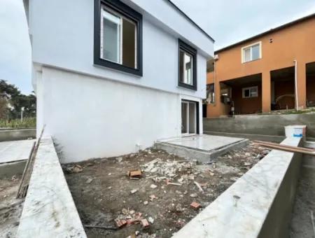 2 1 Villa Mit Grossem Garten Zu Verkaufen In Seferihisar Payamli