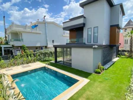 Izmir Menderes Ist Ein Einzelnes Freistehendes Ferienhaus Mit Großem Garten Und 4 1 Pool Zum Verkauf Auf Der Meerseite