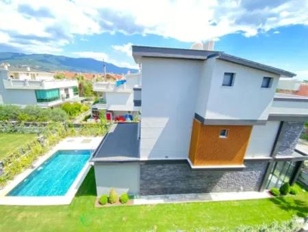 Izmir Menderes Ist Ein Einzelnes Freistehendes Ferienhaus Mit Großem Garten Und 4 1 Pool Zum Verkauf Auf Der Meerseite