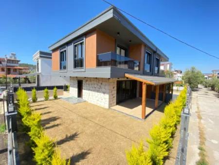 3 1 Villa Mit Neuem Grossen Garten Zu Verkaufen In Seferihisar Doganbey