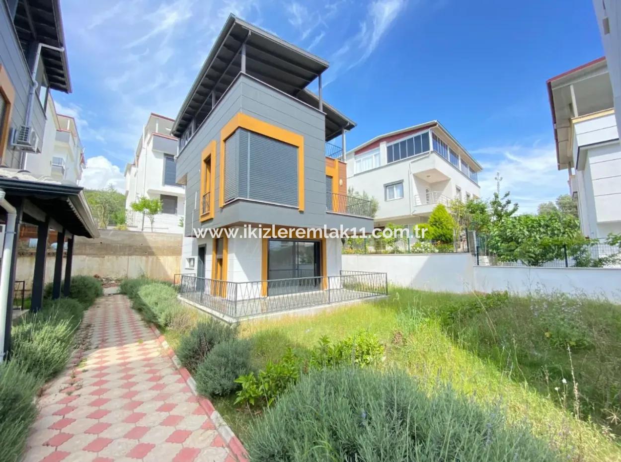 3 1 Villa With Single Detached Garden For Sale In Seferihisar Ürkmez Center