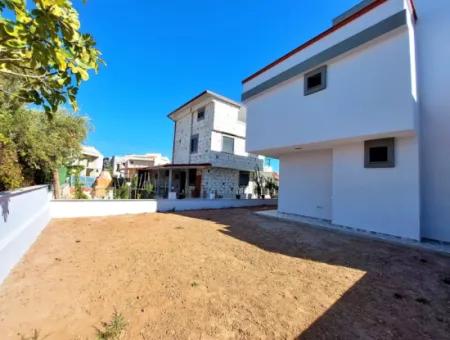 Seferihisar Doğanbey'de Müstakil Büyük Bahçeli 3 1 Villa For Sale