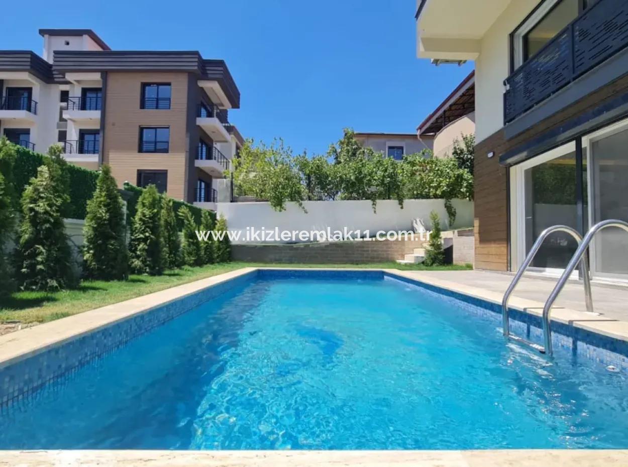 Seferihisa Camikebirde Müstakil Bahçesi Satılık 5+2 Hauzlu Villa