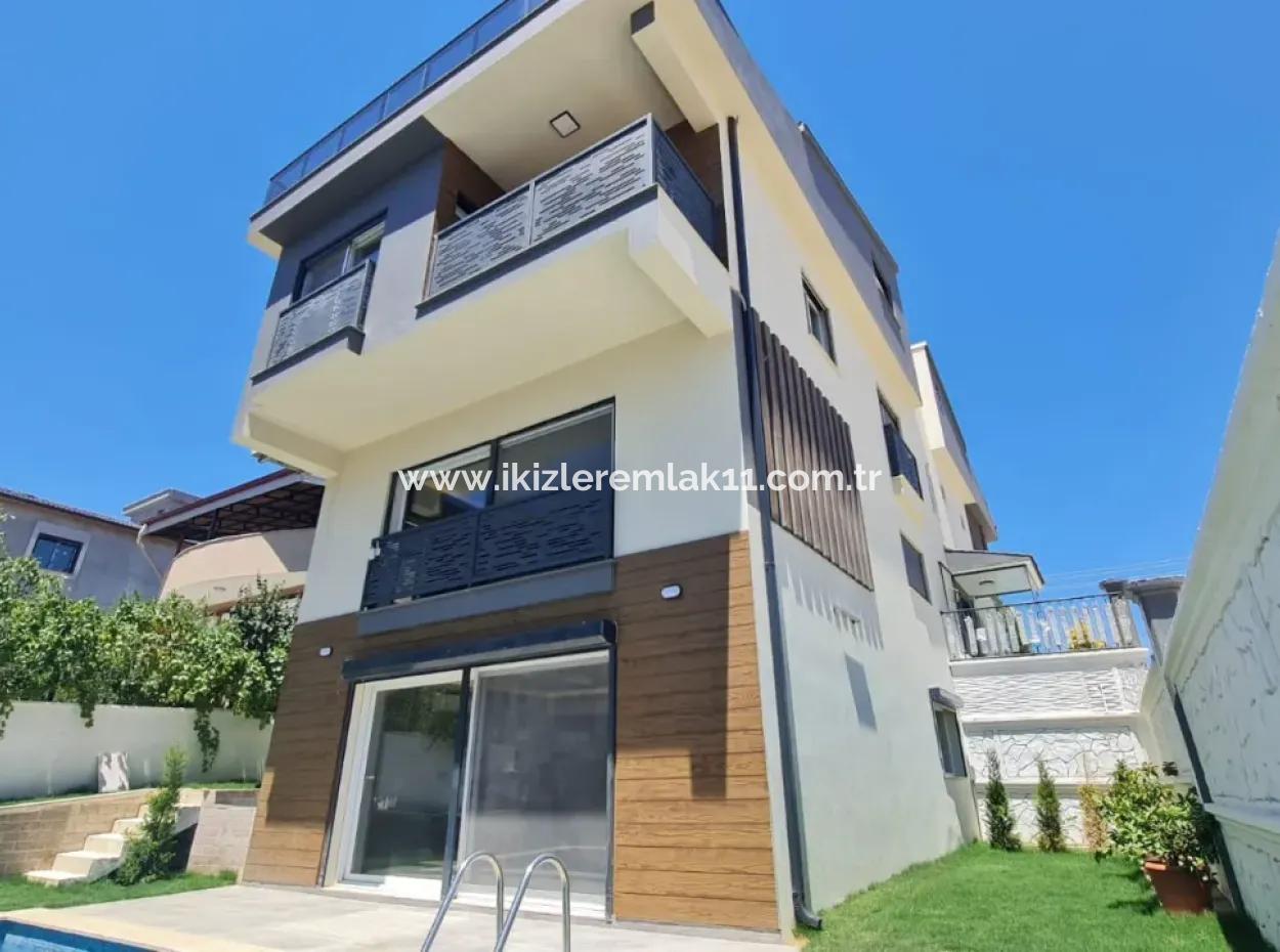 Seferihisa Camikebirde Müstakil Bahçesi Satılık 5+2 Hauzlu Villa