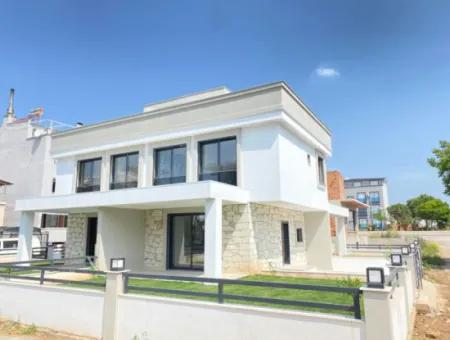 Seferihisar Doğanbey Deniz Tarafında Satılık 3+1 Geniş Bahçeli Sıfır Villa