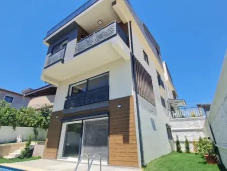 Seferihisa Camikebirde Müstakil Bahçesi Satılık 5+2 Hauzlu Villa