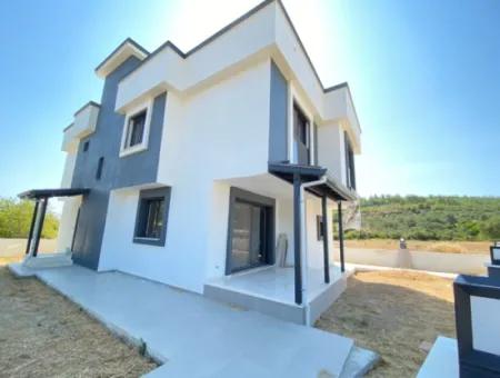 Seferihisar Doğanbey Payamlı'da Satılık Bahçeli 160M2 Oturum 3+1 Sıfır Villa