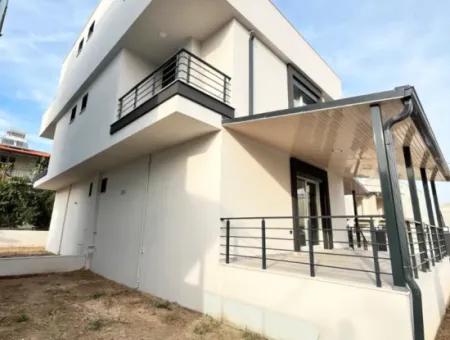 Doğanbey'de Denize Yakın Satılık Sıfır Geniş Bahçeli Köşe Villa