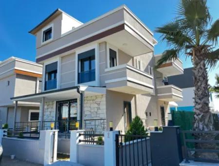 Doğanbey'de Denize Yürüme Mesafesinde Satılık Sıfır 3+1 Ebeveynli Villa